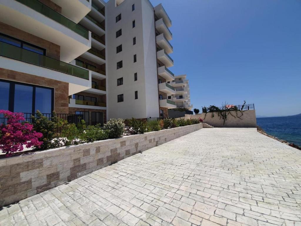Oli Golden Sarande